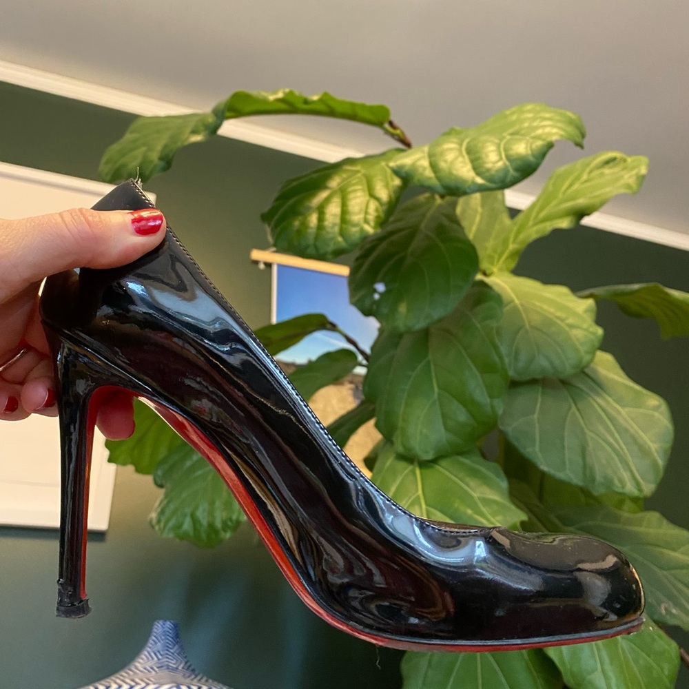 Gorgeous size 38 Louboutin patent leather pumps